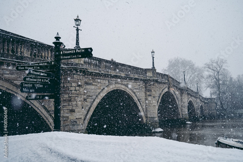 Canvas Print Richmond Bridge on cold snowy winter Sunday