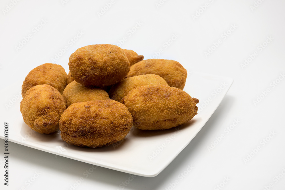 Plato de croquetas caseras de cocido fritas 