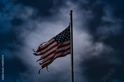 Bild auf Leinwand Zerrissenes Sternenbanner im Wind