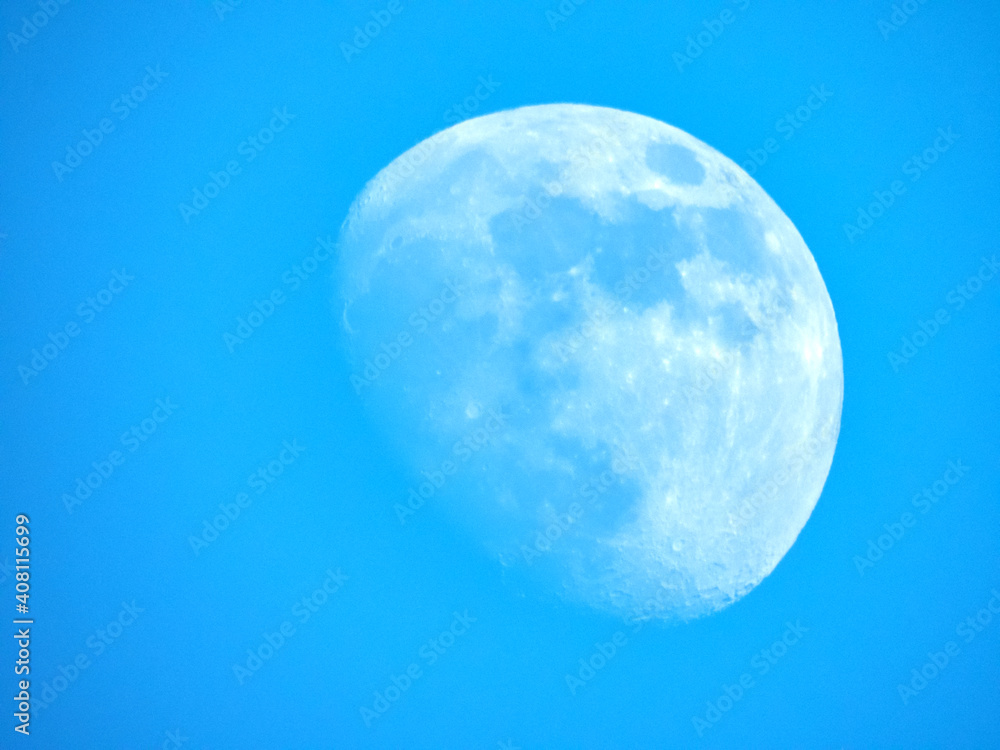 Obraz premium Lune en plein jour avec un ciel bleu