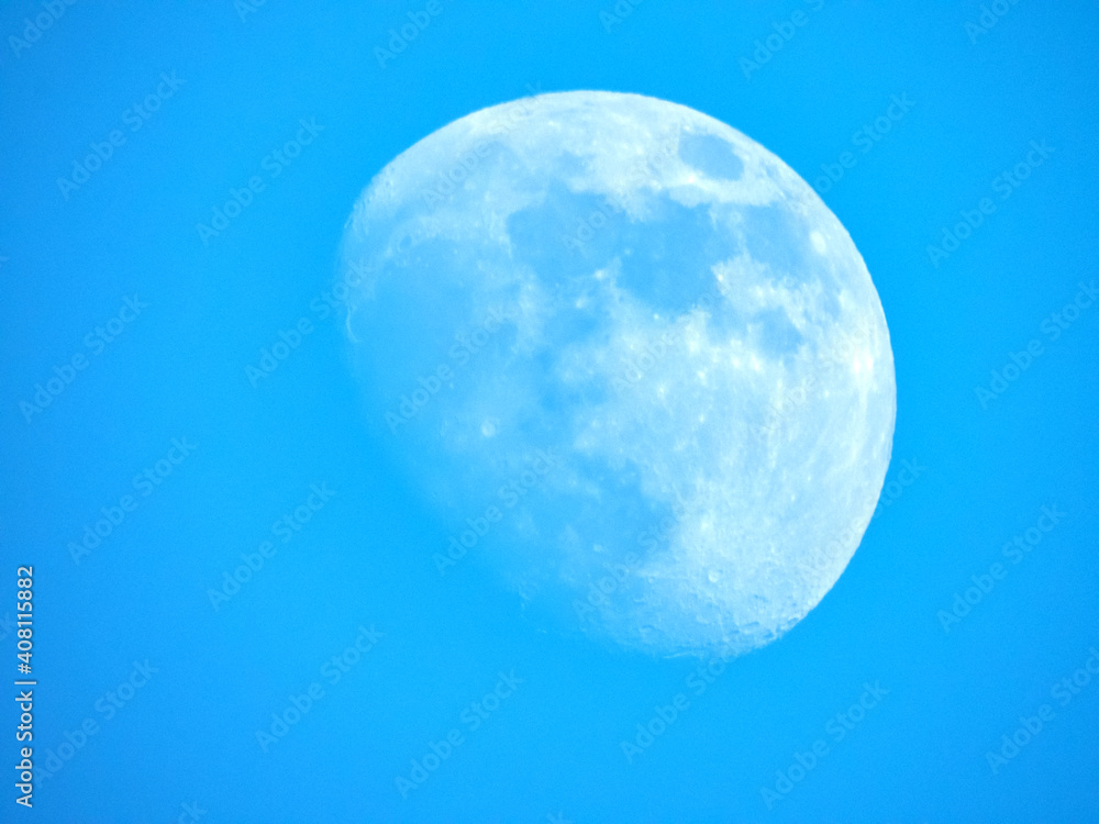 Lune en plein jour avec un ciel bleu Lune en plein jour avec un ciel bleu