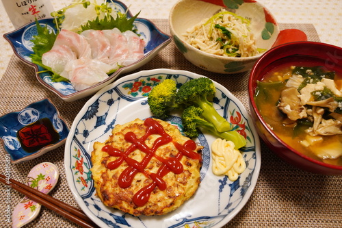 Fototapeta Naklejka Na Ścianę i Meble -  日本の家庭料理　ヘルシーな鶏肉ハンバーグと白身魚の刺身、キノコの味噌汁