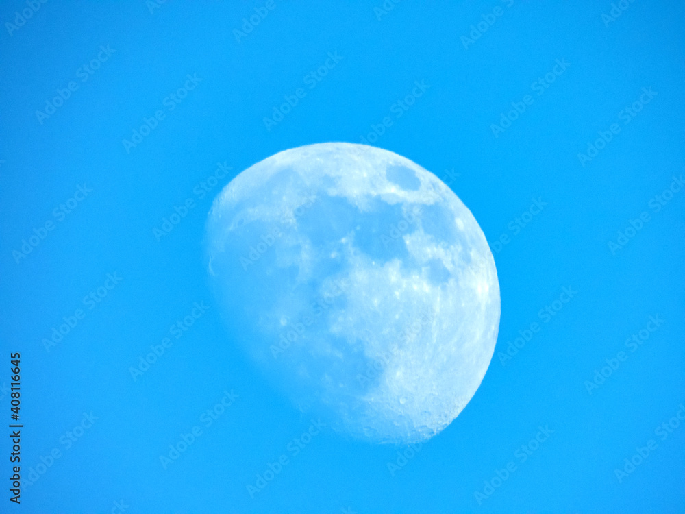 Lune en plein jour avec un ciel bleu Lune en plein jour avec un ciel bleu