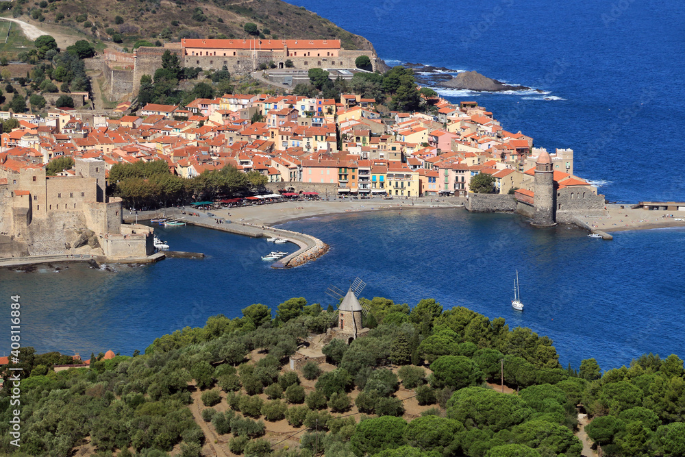 Vue aérienne  du vieux village de Collioure, sur  la côte Vermeille.