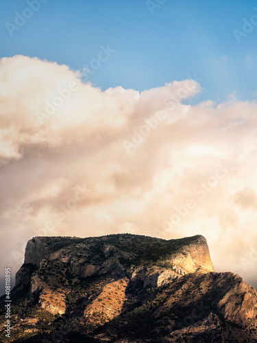 Paisaje al atardecer con nubes y el monte del Cid en la ciudad de Elda situada en la provincia de Alicante