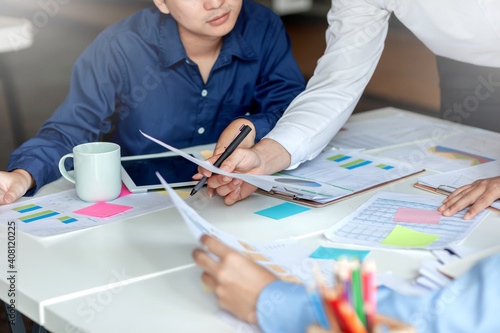 Foto Business team meeting and analyzing charts to achieve work goals at the office