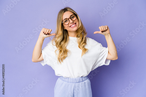 фотографія Young caucasian blonde woman feels proud and self confident, example to follow