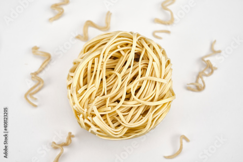 Tableau sur toile Noodles rotondi con pezzettini attorno