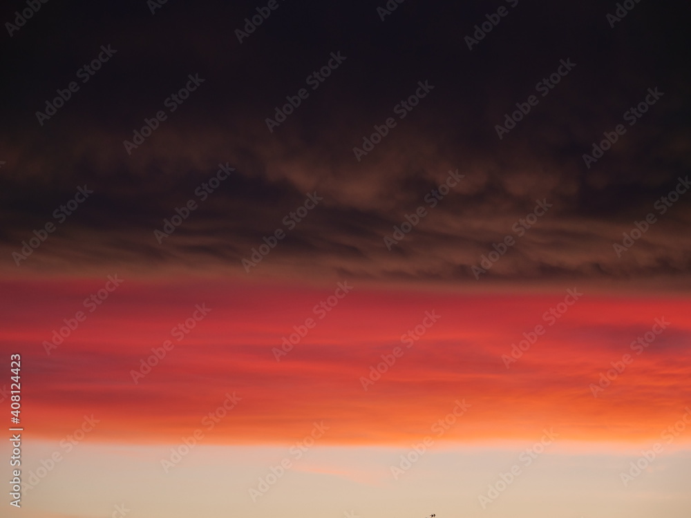 Natur pur, Wetter pur: Der Abendhimmel über Mecklenburg-Vorpommern nach einem abziehenden Regenschauer in den deutschen Farben Schwarz, Rot und Gold