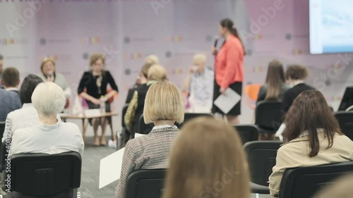 Wallpaper Mural Audience listens to the lecturer Torontodigital.ca