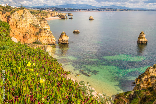 Algarve Portugal Landschaft und Kalksteinfelsen photo