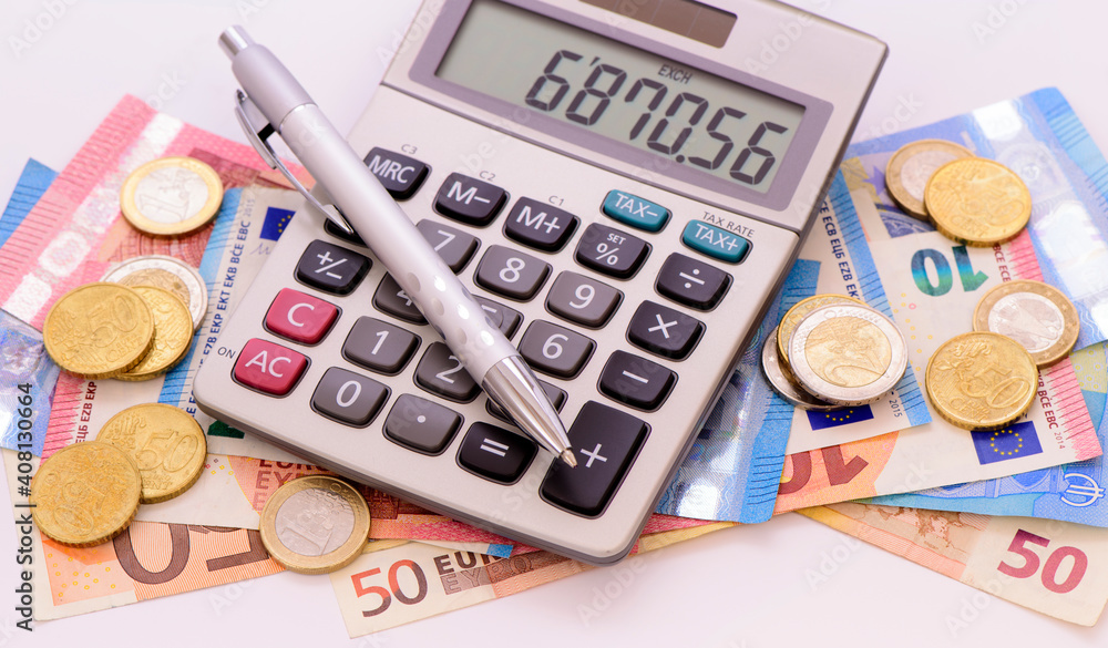 Euro Geldscheine und Münzen mit Taschenrechner Euro Geldscheine und Münzen mit Taschenrechner