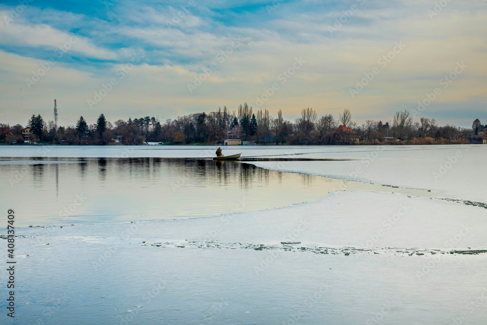 Obraz premium Snagov lake during wintertime, frost on the surface