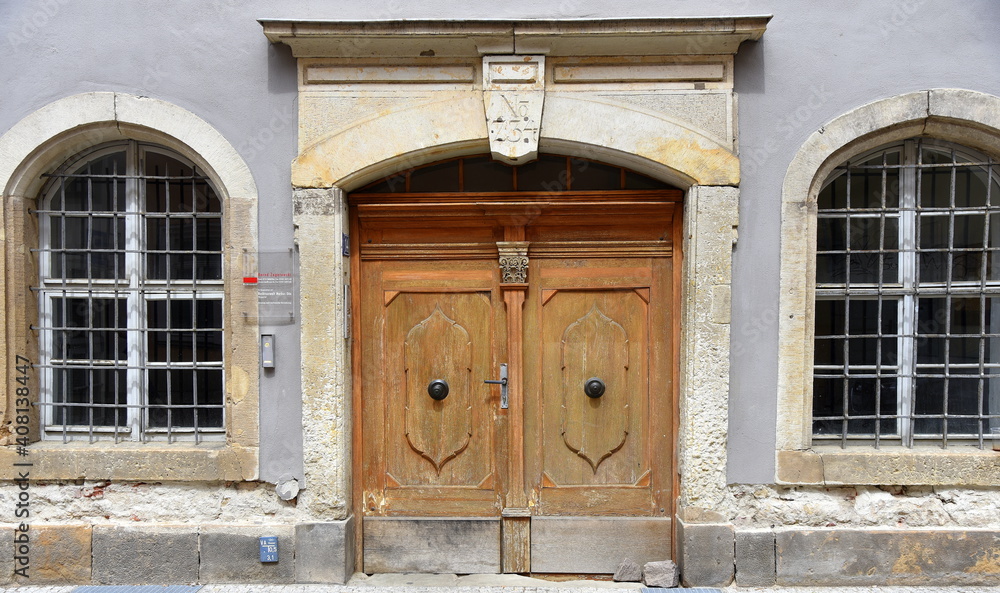 Obraz premium Hölzernes Eingangsportal mit Relief in der Altstadt von Pirna 