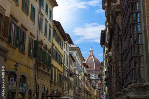 Gasse in Florenz führt zur Kathedrale Santa Maria del Fiore zwischen Häusern in mediterranem Stil