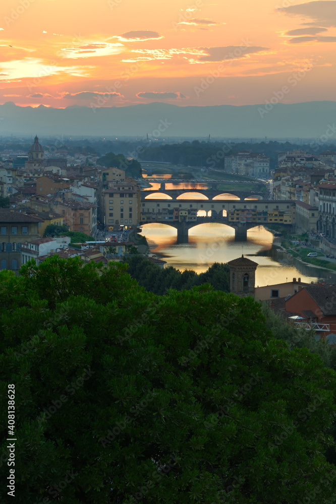 Ponte Vecchio in Florenz bei Sonnenuntergang vom Piazzale Michelangelo