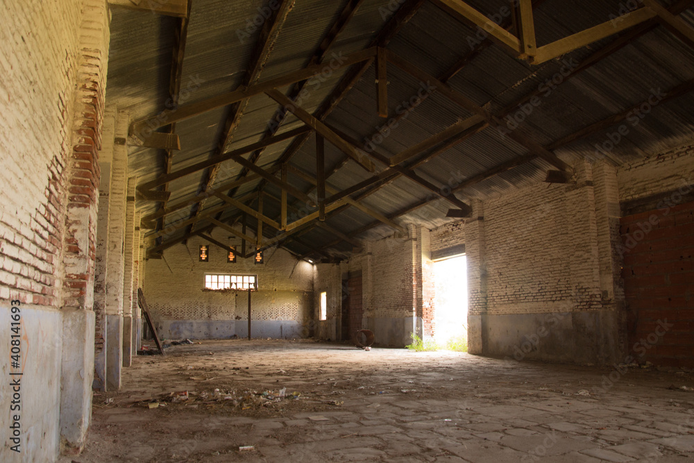 Interior de garita de ferrocarril abandonada