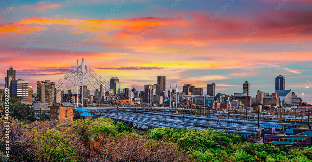 Obraz premium Nelson Mandela Bridge and Johannesburg city at sunset