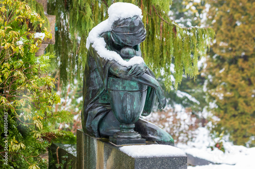 Trauerende Frau mit Urne, Plastik auf einem Friedhof photo