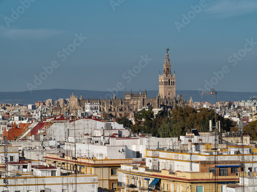 Sevilla catedral y giralda desde los Remedios
