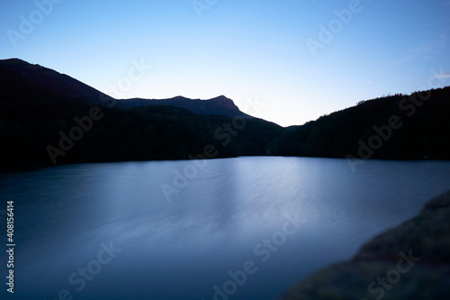 Fotograf  a de un lago dram  tica  minimalista  el lago es  Lago de santa fe  