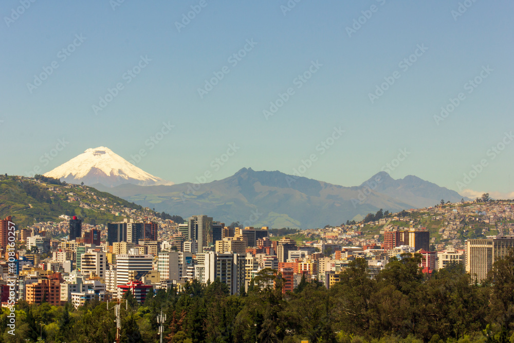 Volcán Cotopaxi desde la ciudad de Quito - Ecuador