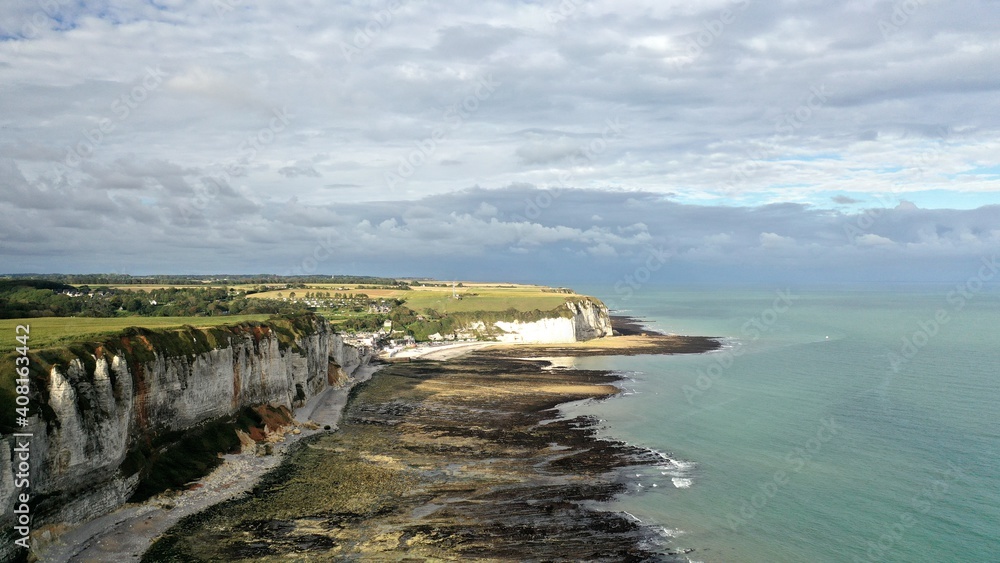 ville d'Etretat en Normandie et ses falaises vue du ciel