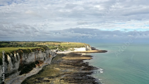 ville d'Etretat en Normandie et ses falaises vue du ciel