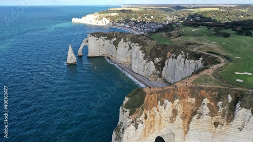 ville d'Etretat en Normandie et ses falaises vue du ciel