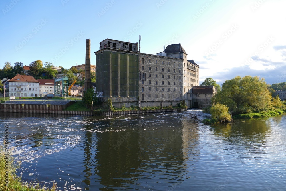 Alte leerstehende Fabrik und Schleuse in der Saale in Bernburg