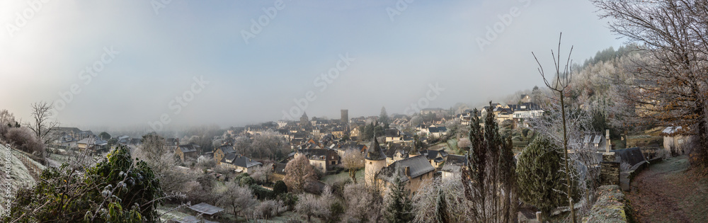 Allassac (Corrèze, France) - Vue panoramique hivernale du village sous le givre et la brume 