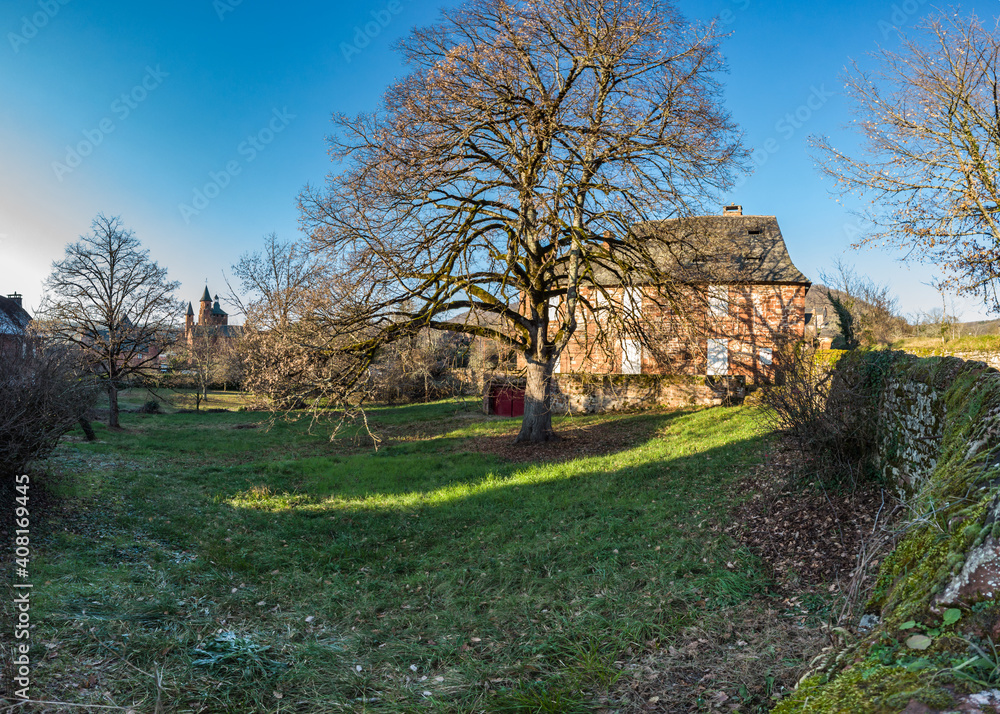 Obraz premium Collonges la rouge (Corrèze, France) - Vue hivernale