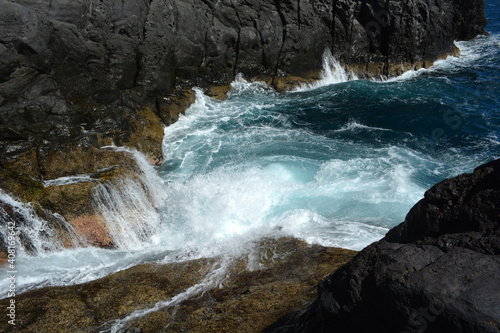 Fototapeta Naklejka Na Ścianę i Meble -  Tosendes Meer an der rauhen Küste Ponta de Oliveira, Madeira, Portugal