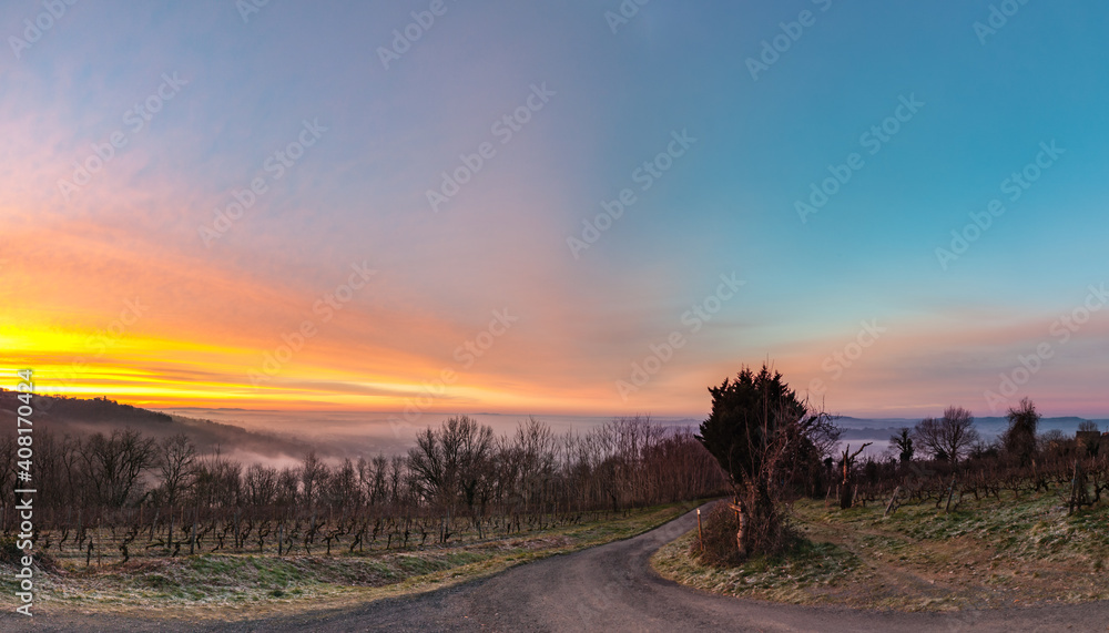 Fototapeta premium Vertougit (Corrèze, France) - Vue panoramique de la vallée de la Vézère au lever du soleil en hiver