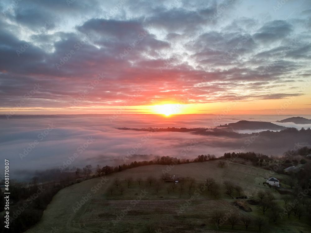 Ayen (Corrèze, France) - Vue aérienne d'un lever de soleil hivernal depuis Puy d'Ayen