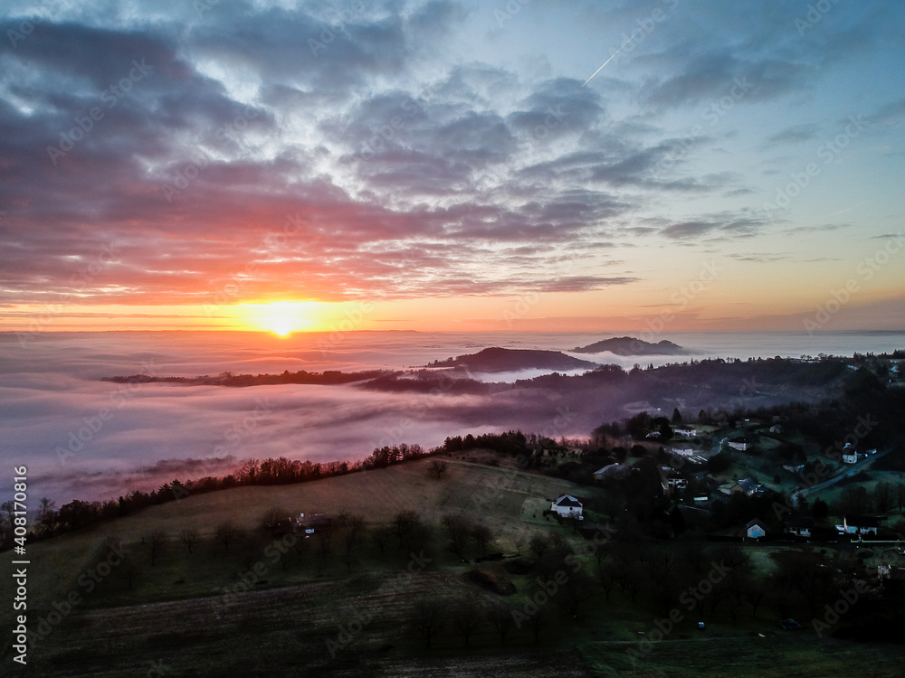 Ayen (Corrèze, France) - Vue aérienne d'un lever de soleil hivernal depuis Puy d'Ayen
