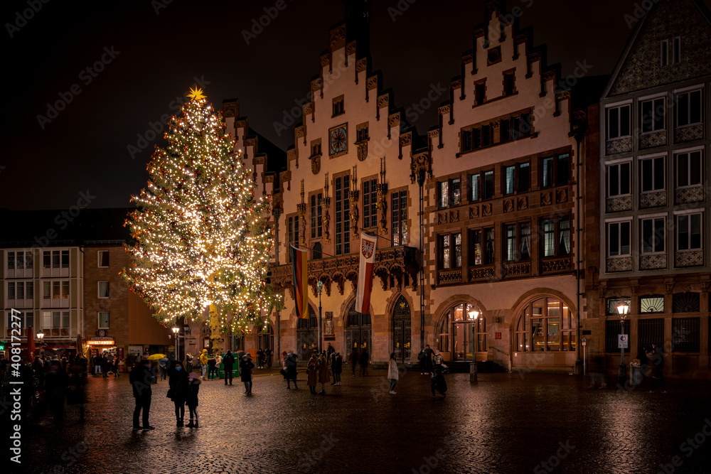 Fototapeta premium Frankfurt Römerplatz mit Weihnachtsbaum Corona 2020