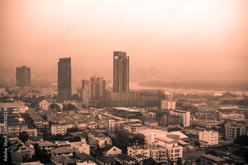Obraz premium The high angle background of the city view with the secret light of the evening, blurring of night lights, showing the distribution of condominiums, dense homes in the capital community