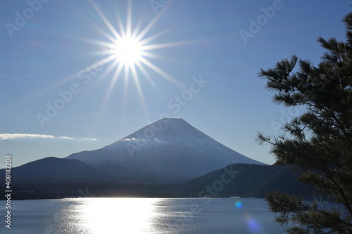 富士山と松と太陽