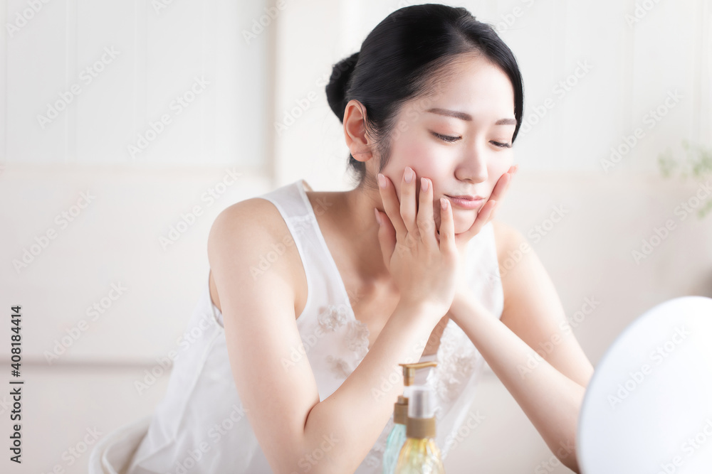 ドレッサーで肌荒れに悩む女性
ドレッサーで肌荒れに悩む女性