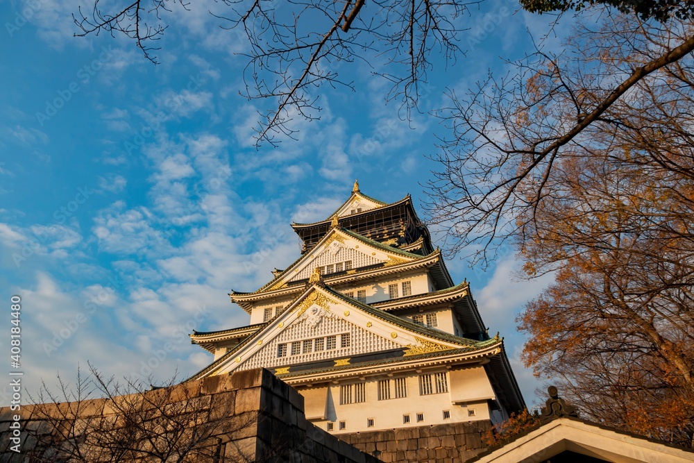 Fototapeta premium Sunset view of the famous Osaka Castle