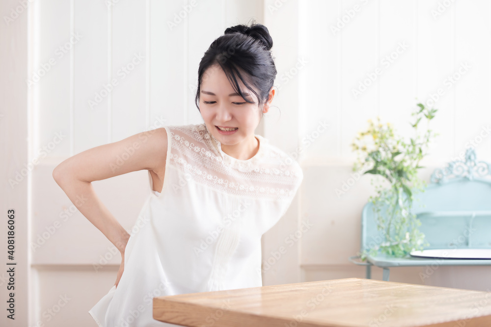 腰痛の女性
腰痛の女性