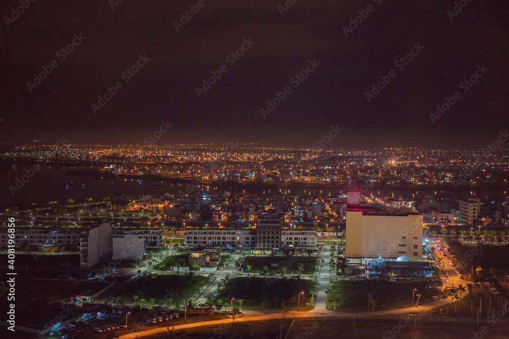 Obraz premium The architecture shimmering under the night-lit city makes the city more vibrant in Da Nang, Vietnam