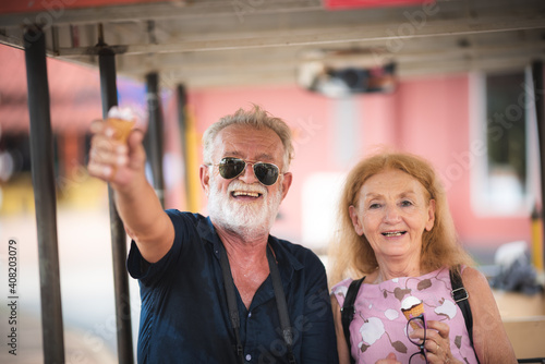 senior old couple celebrati...