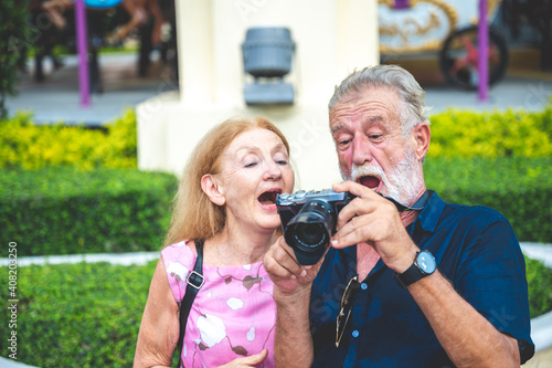 senior old couple celebrati...