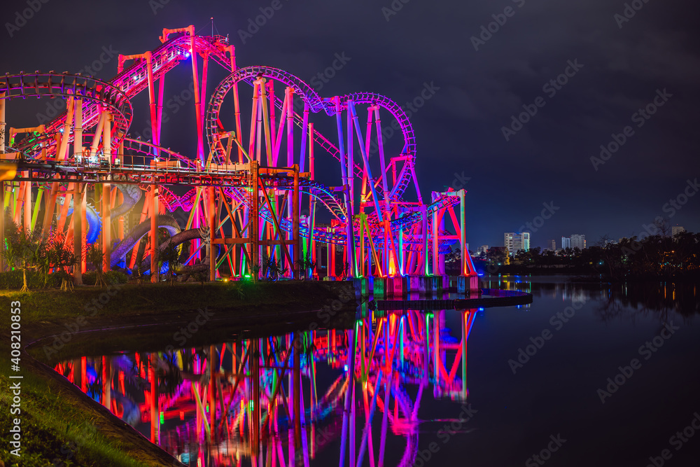 Fotografie The stunning roller coaster lights up at night