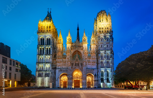 Obraz na płótnie Night illumination of Rouen cathedral w salonie