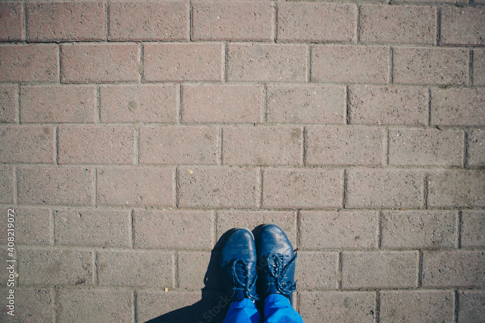 Naklejka premium blue shoes and jeans legs. top view