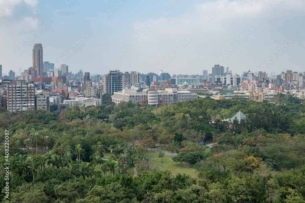 Obraz premium Daan Forest Park and Taipei cityscape