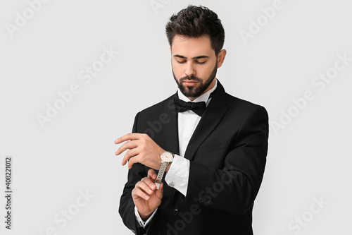 Handsome businessman wearin...